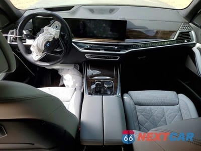 Zdjęcie 8 z 13 samochodu: 2025 BMW X7 XDRIVE40I VIN:5UX23EM08S9Z90447 - miniatura