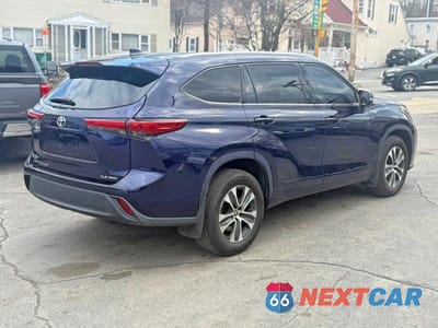 Trzecie zdjęcie samochodu z tyłu: 2022 TOYOTA HIGHLANDER XLE VIN:5TDGZRBH0NS579930 - miniatura