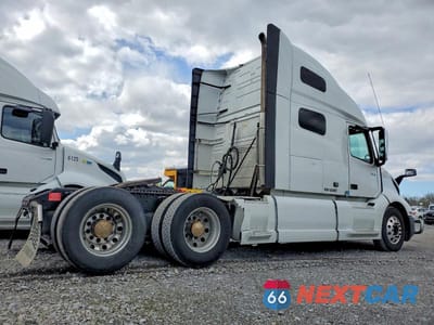 Czwarte zdjęcie samochodu z boku: 2021 VOLVO VNL SEMI TRUCK VIN:4V4NC9EJXMN262947 - miniatura