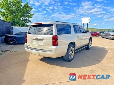 Czwarte zdjęcie samochodu z boku: 2015 CHEVROLET SUBURBAN C1500 LTZ VIN:1GNSCKKC3FR638712 - miniatura