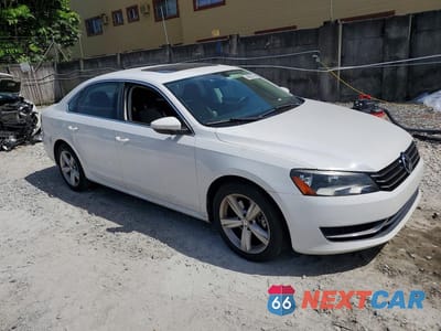 Czwarte zdjęcie samochodu z boku: 2012 VOLKSWAGEN PASSAT SE VIN:1VWBP7A35CC017480 - miniatura