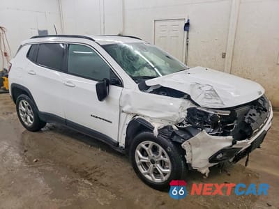 Czwarte zdjęcie samochodu z boku: 2025 JEEP COMPASS LATITUDE VIN:3C4NJDBN2ST598214 - miniatura