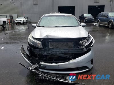 Piąte zdjęcie samochodu w środku: 2017 KIA FORTE LX VIN:3KPFK4A79HE096205 - miniatura