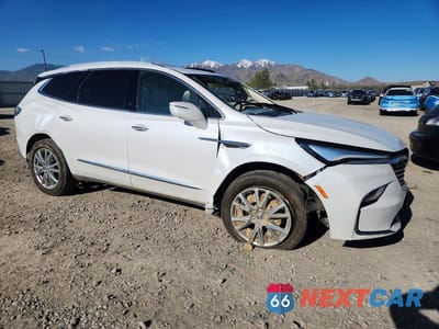 Czwarte zdjęcie samochodu z boku: 2023 BUICK ENCLAVE PREMIUM VIN:5GAEVBKW1PJ259722 - miniatura