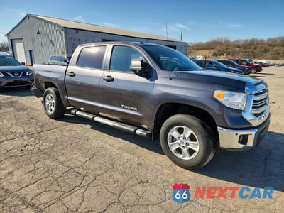 Czwarte zdjęcie samochodu z boku: 2016 TOYOTA TUNDRA CREWMAX SR5 VIN:5TFEM5F13GX097851 - miniatura
