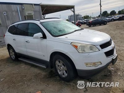 Czwarte zdjęcie samochodu z boku: 2010 CHEVROLET TRAVERSE LT VIN:1GNLVFED3AS113774 - miniatura