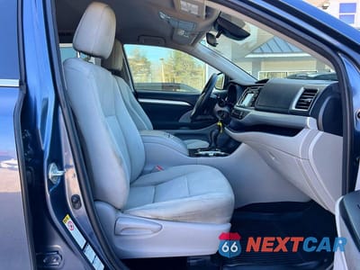 Piąte zdjęcie samochodu w środku: 2018 TOYOTA HIGHLANDER LE VIN:5TDBZRFH0JS865615 - miniatura