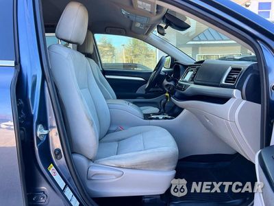 Piąte zdjęcie samochodu w środku: 2018 TOYOTA HIGHLANDER LE VIN:5TDBZRFH0JS865615 - miniatura