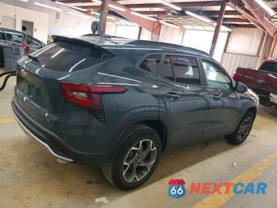 Trzecie zdjęcie samochodu z tyłu: 2025 CHEVROLET TRAX 1LT VIN:KL77LHEP7SC157761 - miniatura