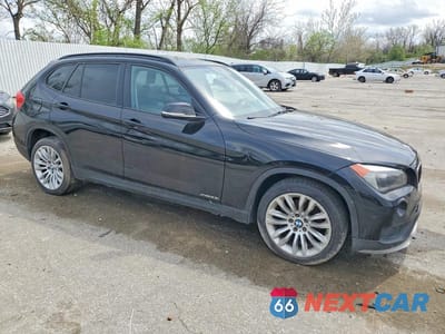 Czwarte zdjęcie samochodu z boku: 2015 BMW X1 XDRIVE28I VIN:WBAVL1C56FVY39606 - miniatura