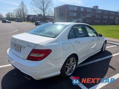 Czwarte zdjęcie samochodu z boku: 2013 MERCEDES-BENZ C 300 4MATIC VIN:WDDGF8AB5DR260364 - miniatura