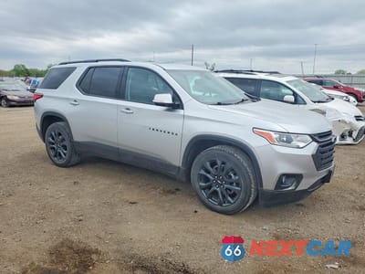 Czwarte zdjęcie samochodu z boku: 2021 CHEVROLET TRAVERSE RS VIN:1GNEVJKW9MJ253131 - miniatura
