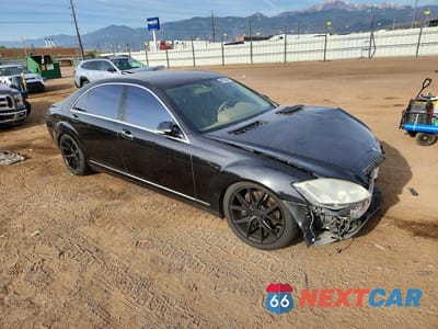 Czwarte zdjęcie samochodu z boku: 2007 MERCEDES-BENZ S 550 VIN:WDDNG71XX7A135504 - miniatura