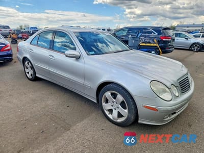 Czwarte zdjęcie samochodu z boku: 2005 MERCEDES-BENZ E 500 VIN:WDBUF70JX5A630271 - miniatura