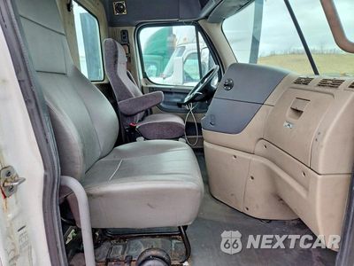 Piąte zdjęcie samochodu w środku: 2016 FREIGHTLINER CASCADIA 125 SEMI TRUCK VIN:1FUBGEDV0GLHC5640 - miniatura