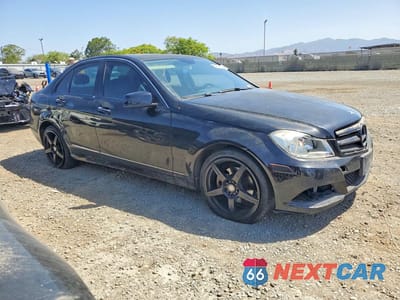 Czwarte zdjęcie samochodu z boku: 2014 MERCEDES-BENZ C 250 VIN:WDDGF4HB2ER316938 - miniatura