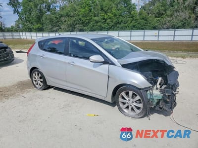 Czwarte zdjęcie samochodu z boku: 2013 HYUNDAI ACCENT SE VIN:KMHCU5AEXDU059351 - miniatura