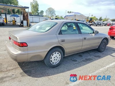 Trzecie zdjęcie samochodu z tyłu: 1999 TOYOTA CAMRY LE VIN:4T1BG22K9XU864364 - miniatura