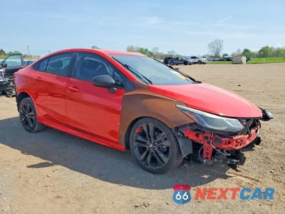 Czwarte zdjęcie samochodu z boku: 2018 CHEVROLET CRUZE VIN:1G1BE5SM7J7203413 - miniatura