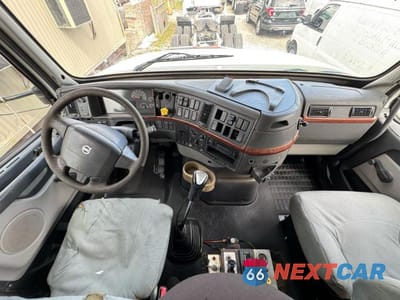 Zdjęcie 9 z 12 samochodu: 2003 VOLVO VHD DUMP TRUCK VIN:4V5KC9GH33N347488 - miniatura