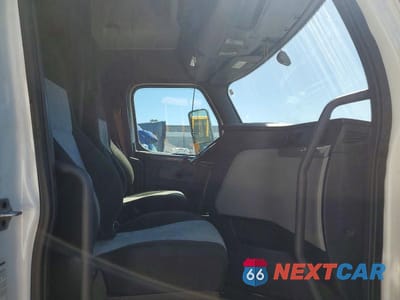 Piąte zdjęcie samochodu w środku: 2020 FREIGHTLINER CASCADIA 126 SEMI TRUCK VIN:3AKJHHDRXLSLR4899 - miniatura