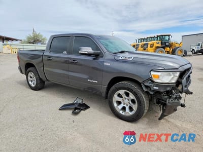 Czwarte zdjęcie samochodu z boku: 2021 RAM 1500 BIG HORN VIN:1C6SRFFM2MN589029 - miniatura