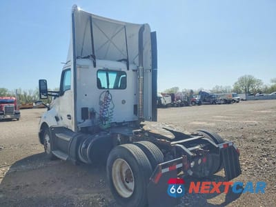 Trzecie zdjęcie samochodu z tyłu: 2016 KENWORTH T680 SEMI TRUCK VIN:1XKYA48X2GJ124840 - miniatura