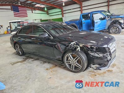 Czwarte zdjęcie samochodu z boku: 2019 MERCEDES-BENZ E 300 VIN:WDDZF4JB9KA682893 - miniatura