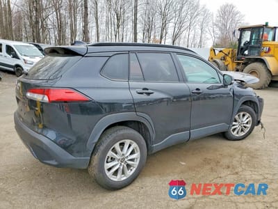 Trzecie zdjęcie samochodu z tyłu: 2024 TOYOTA COROLLA CROSS LE VIN:7MUCAAAG7RV096334 - miniatura