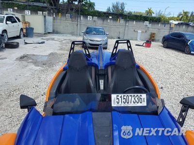 Piąte zdjęcie samochodu w środku: 2021 POLARIS SLINGSHOT R VIN:57XAARHB5M8142788 - miniatura
