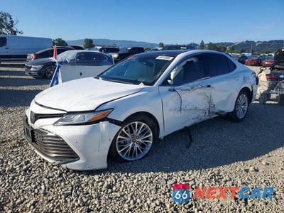 2018 TOYOTA CAMRY XLE 4T1B11HK9JU028984 - główne zdjęcie licytacji z USA - miniatura