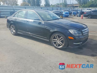 Czwarte zdjęcie samochodu z boku: 2012 MERCEDES-BENZ C 300 4MATIC VIN:WDDGF8BB7CR233390 - miniatura