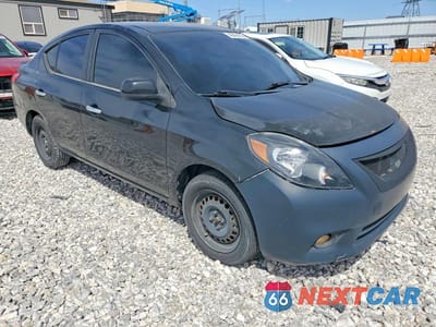 Czwarte zdjęcie samochodu z boku: 2013 NISSAN VERSA 1.6 S VIN:3N1CN7AP7DL876238 - miniatura