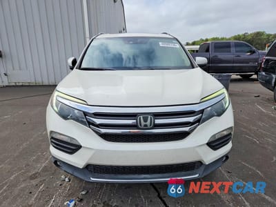 Piąte zdjęcie samochodu w środku: 2017 HONDA PILOT TOURING VIN:5FNYF5H97HB036542 - miniatura