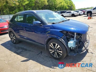 Czwarte zdjęcie samochodu z boku: 2018 NISSAN KICKS SV VIN:3N1CP5CU2JL542485 - miniatura