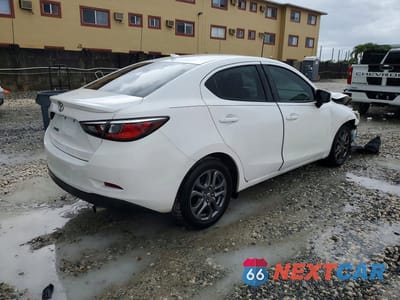 Trzecie zdjęcie samochodu z tyłu: 2019 TOYOTA YARIS LE VIN:3MYDLBYV2KY519498 - miniatura