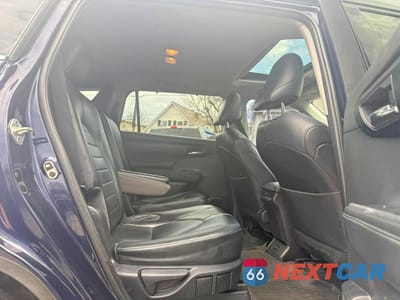 Piąte zdjęcie samochodu w środku: 2022 TOYOTA HIGHLANDER XLE VIN:5TDGZRBH0NS579930 - miniatura