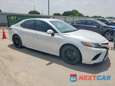 Czwarte zdjęcie samochodu z boku: 2018 TOYOTA CAMRY XSE VIN:4T1B61HK3JU644732 - miniatura