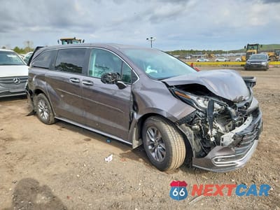 Czwarte zdjęcie samochodu z boku: 2024 TOYOTA SIENNA XLE 7-PASSENGER VIN:5TDYSKFCXRS121462 - miniatura