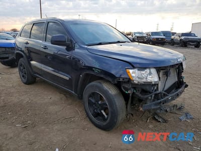 Czwarte zdjęcie samochodu z boku: 2012 JEEP GRAND CHEROKEE LAREDO VIN:1C4RJFAG8CC263410 - miniatura
