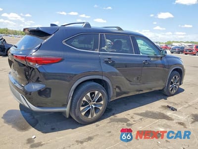 Trzecie zdjęcie samochodu z tyłu: 2020 TOYOTA HIGHLANDER XLE VIN:5TDGZRAH5LS513372 - miniatura