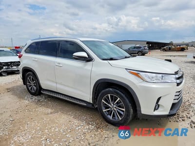 Czwarte zdjęcie samochodu z boku: 2017 TOYOTA HIGHLANDER XLE VIN:5TDKZRFH4HS517133 - miniatura