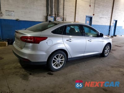 Trzecie zdjęcie samochodu z tyłu: 2016 FORD FOCUS SE VIN:1FADP3F2XGL249055 - miniatura