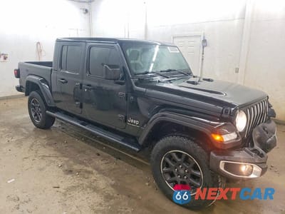Czwarte zdjęcie samochodu z boku: 2023 JEEP GLADIATOR OVERLAND VIN:1C6HJTFG2PL550435 - miniatura