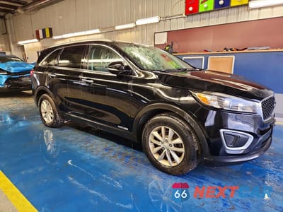 Czwarte zdjęcie samochodu z boku: 2017 KIA SORENTO LX V6 VIN:5XYPGDA54HG210473 - miniatura