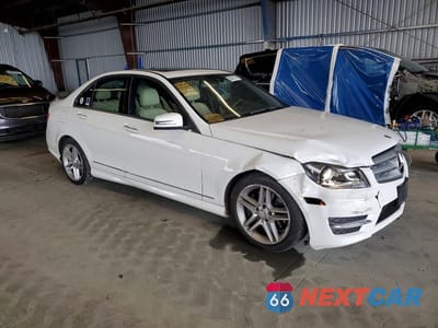 Czwarte zdjęcie samochodu z boku: 2013 MERCEDES-BENZ C 350 VIN:WDDGF5HB1DR254162 - miniatura