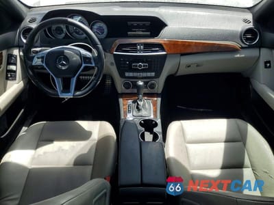Zdjęcie 8 z 11 samochodu: 2013 MERCEDES-BENZ C 250 VIN:WDDGF4HB8DA777090 - miniatura