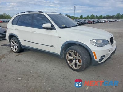 Czwarte zdjęcie samochodu z boku: 2013 BMW X5 XDRIVE35I VIN:5UXZV4C57D0E14939 - miniatura