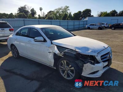 Czwarte zdjęcie samochodu z boku: 2018 MERCEDES-BENZ C 350E VIN:55SWF4HB9JU261649 - miniatura