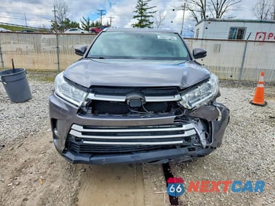 Piąte zdjęcie samochodu w środku: 2017 TOYOTA HIGHLANDER XLE VIN:5TDJZRFH7HS518062 - miniatura